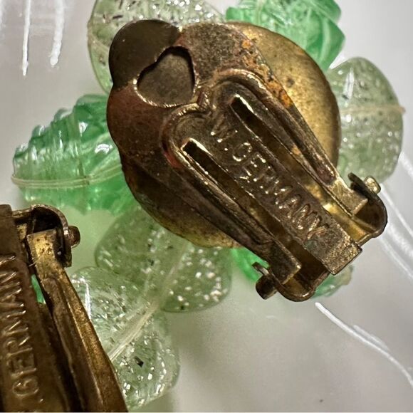 Vintage W. Germany Green and white lucite  Floral Clip-On Earrings - Picture 6 of 9